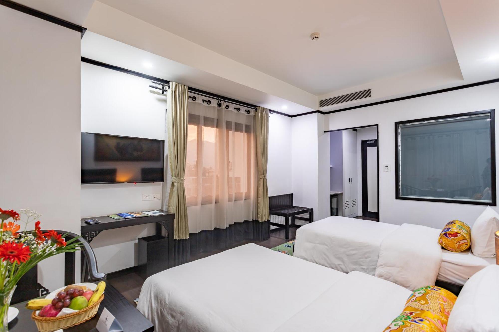 Hotel Lo Mustang Катманду Экстерьер фото