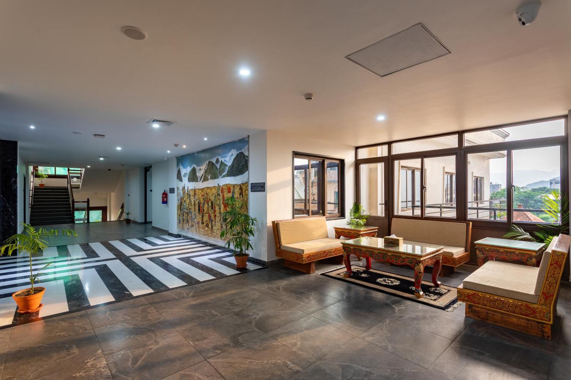Hotel Lo Mustang Катманду Экстерьер фото