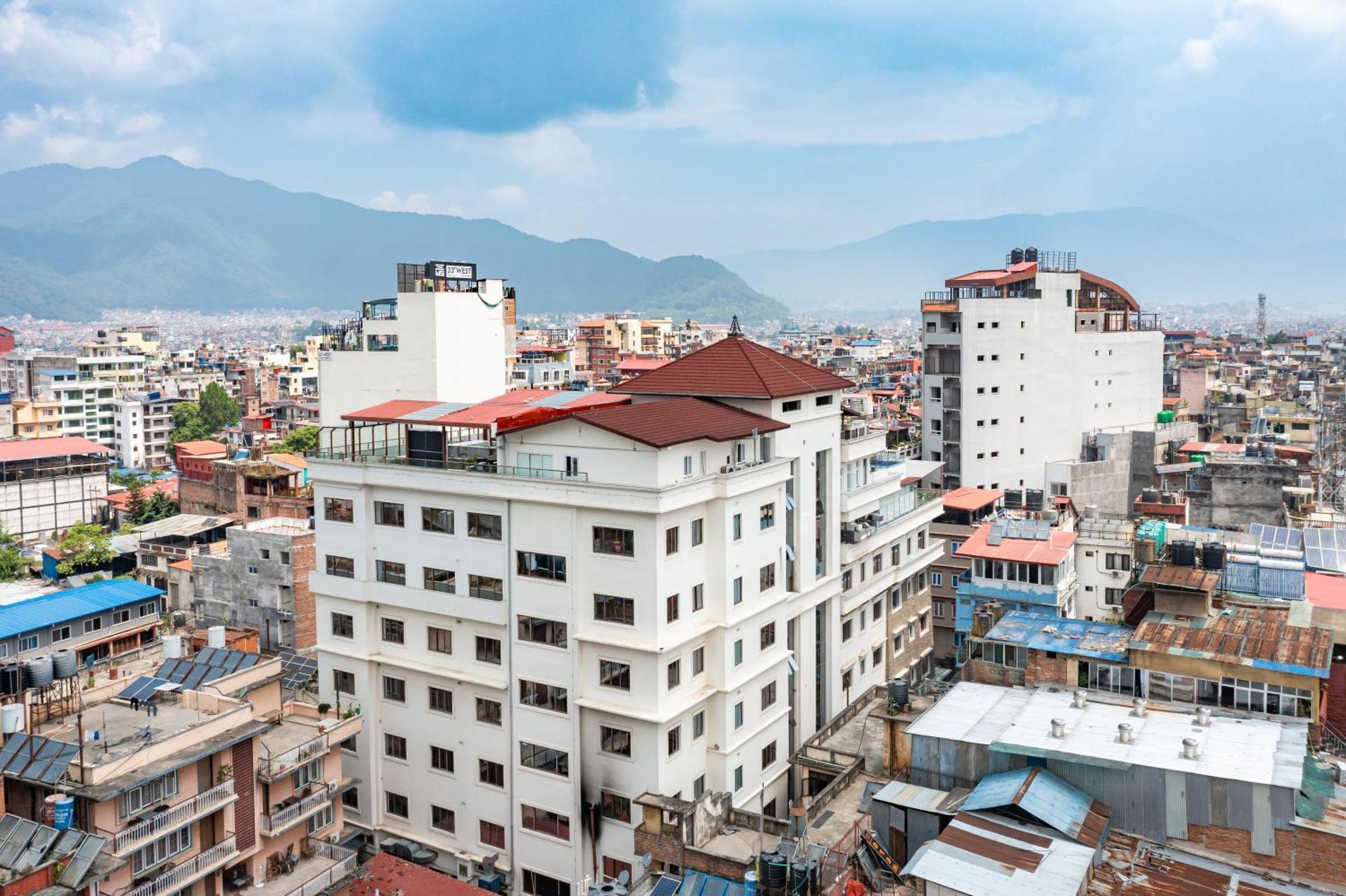 Hotel Lo Mustang Катманду Экстерьер фото